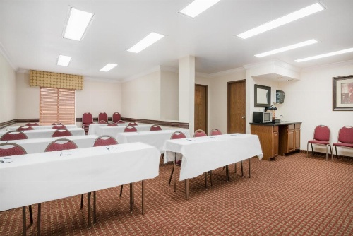 AmericInn by Wyndham Johnston Des Moines image 12