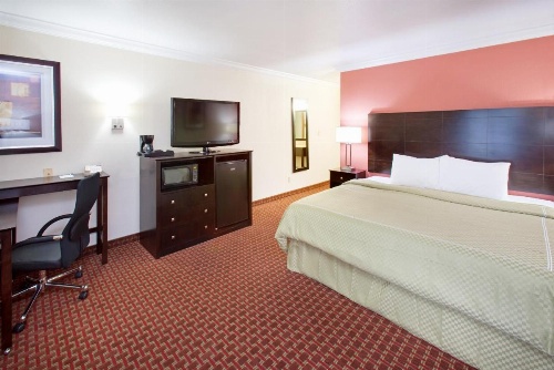 AmericInn by Wyndham Johnston Des Moines image 22