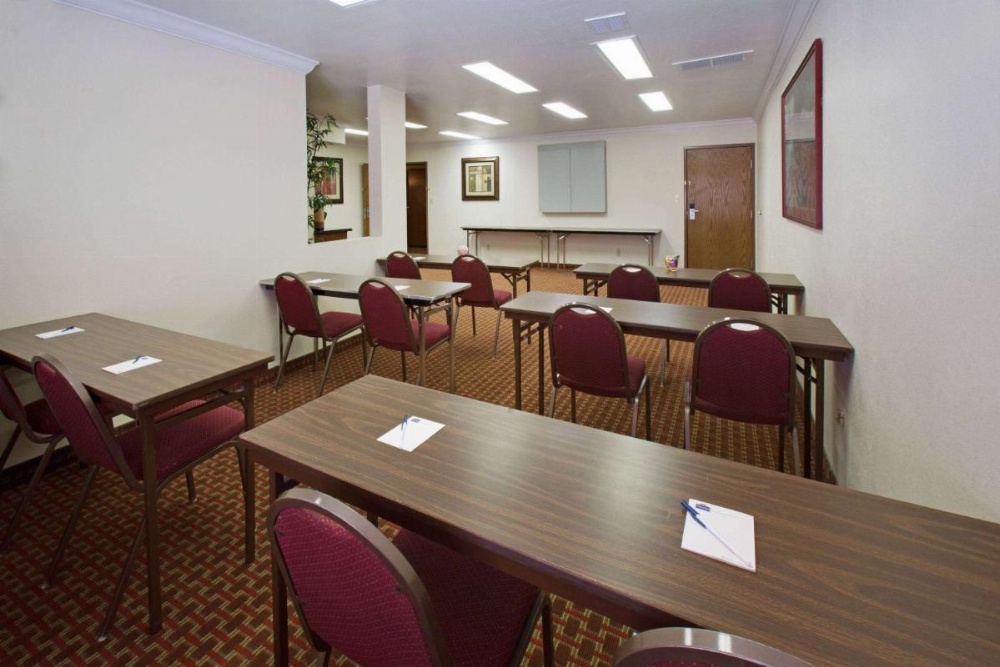 AmericInn by Wyndham Johnston Des Moines Image 35